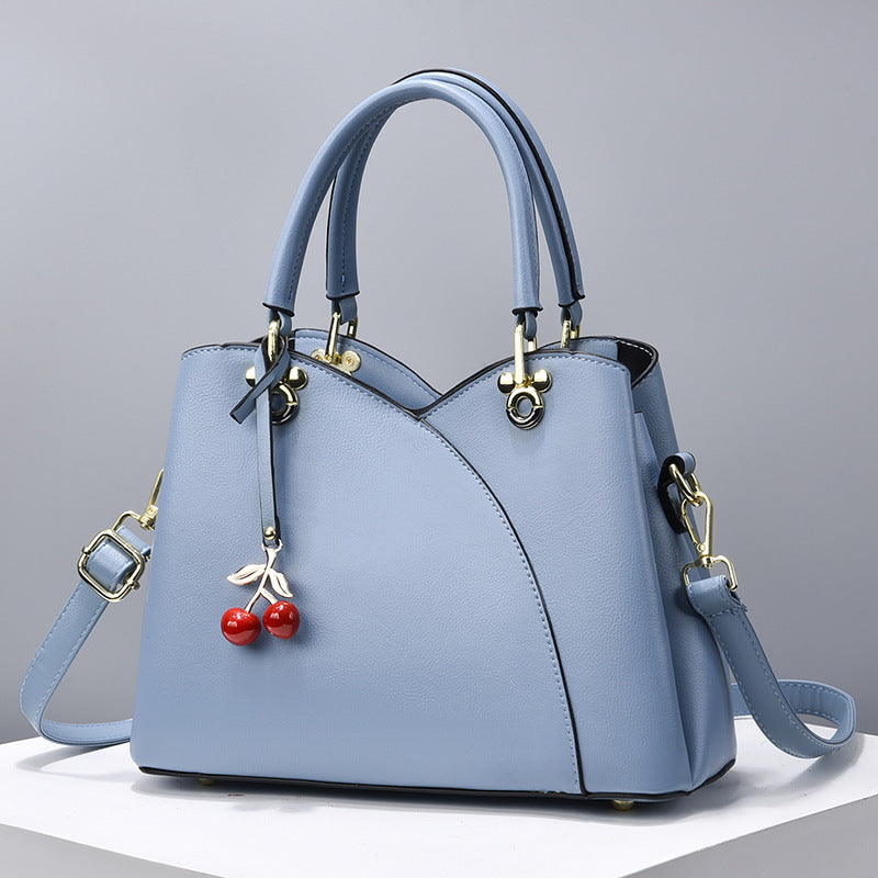 Sac à Main en Cuir Noir avec Breloque Cerise
