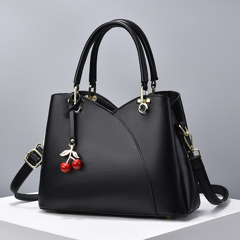 Sac à Main en Cuir Noir avec Breloque Cerise