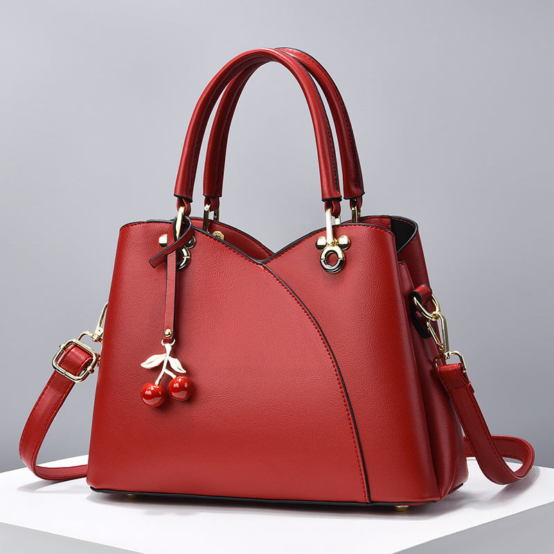Sac à Main en Cuir Noir avec Breloque Cerise