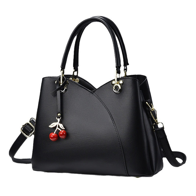 Sac à Main en Cuir Noir avec Breloque Cerise