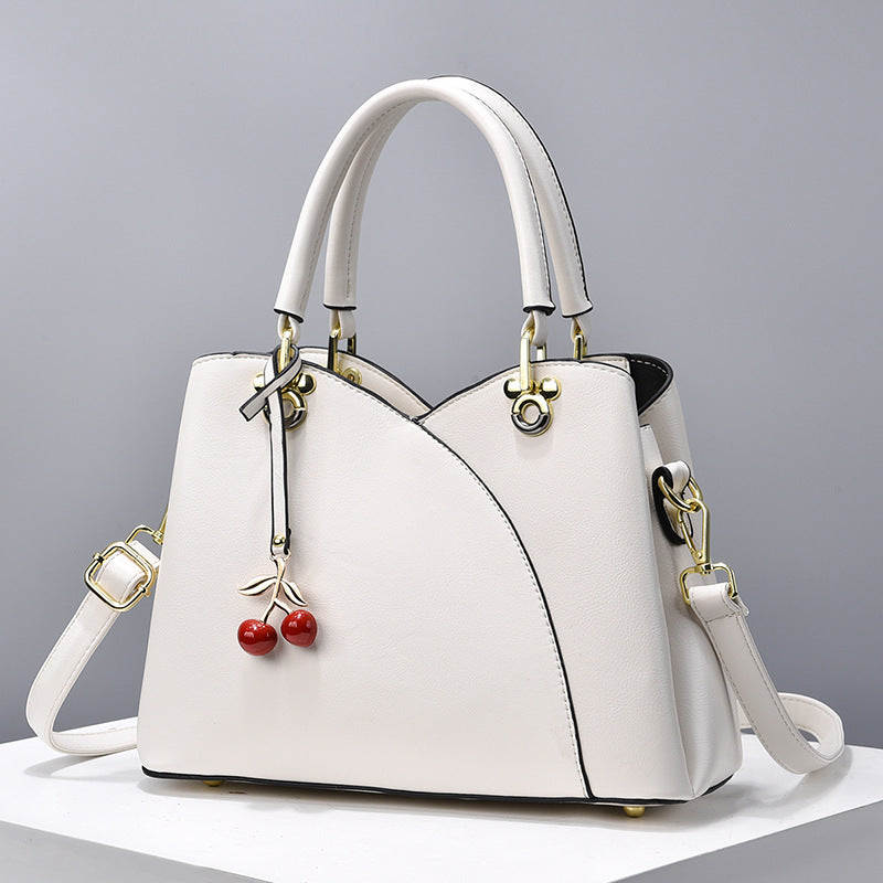 Sac à Main en Cuir Noir avec Breloque Cerise