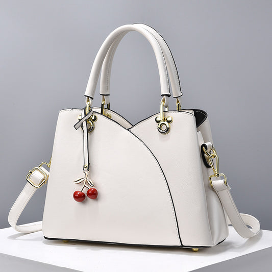 Sac à Main en Cuir Noir avec Breloque Cerise