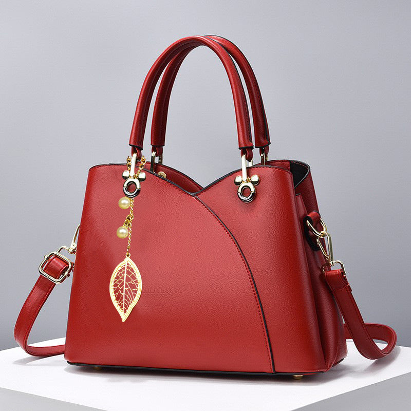 Sac à Main en Cuir Noir avec Breloque Cerise