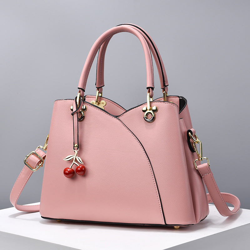 Sac à Main en Cuir Noir avec Breloque Cerise