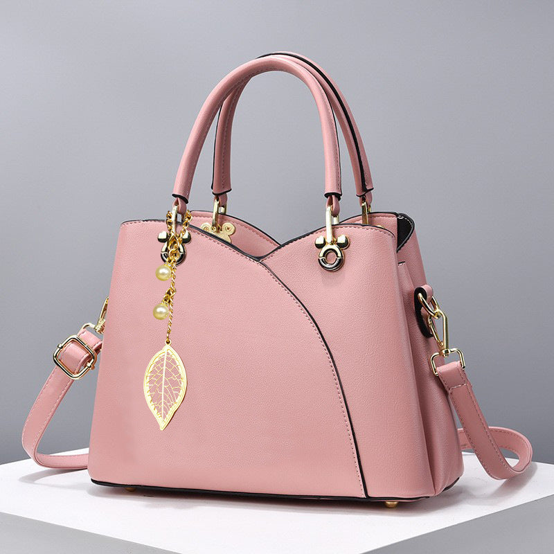 Sac à Main en Cuir Noir avec Breloque Cerise