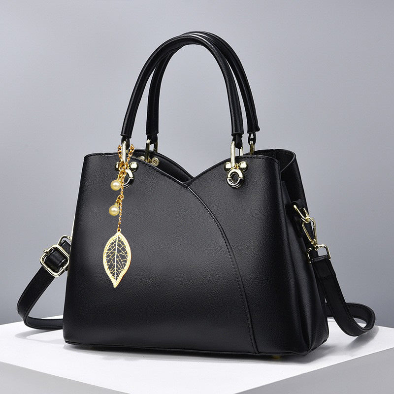 Sac à Main en Cuir Noir avec Breloque Cerise